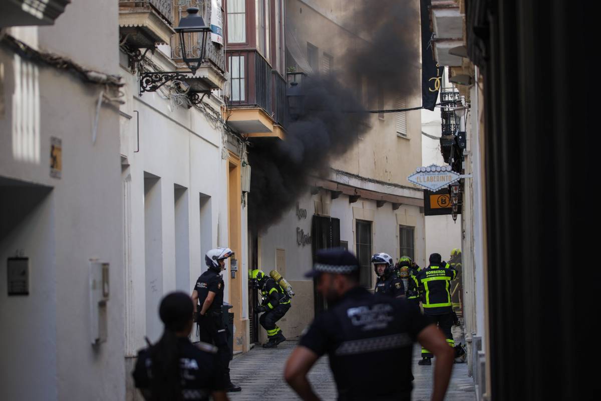 El incendio que ha obligado a desalojar el entorno de la calle Consistorio en Jerez, en imágenes