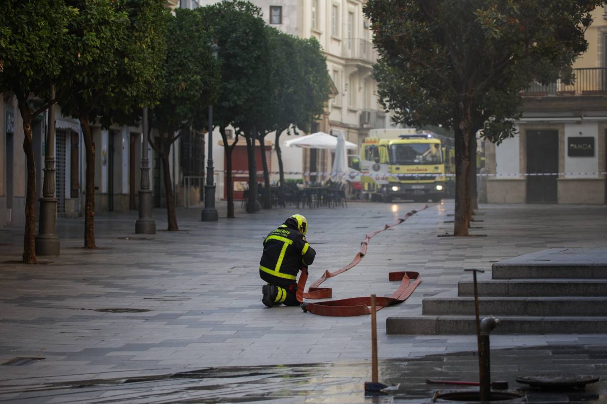 El incendio del Mesón del Asador del centro de Jerez, en imágenes