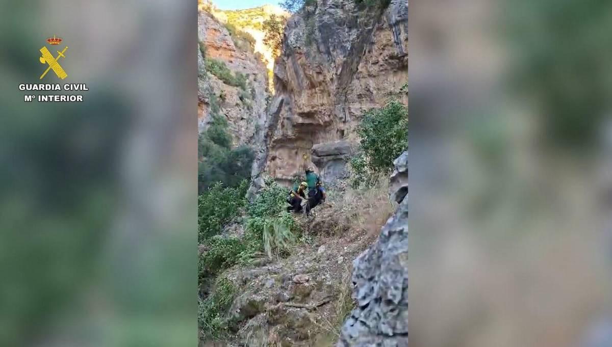 Más de una hora de búsqueda y rescate en helicóptero en la Sierra de Cádiz tras la lesión de un barranquista - Más de una hora de búsqueda y rescate en helicóptero en la Sierra de Cádiz tras la lesión de un barranquista