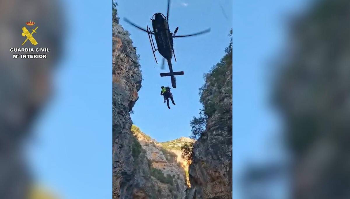 Más de una hora de búsqueda y rescate en helicóptero en la Sierra de Cádiz tras la lesión de un barranquista - Más de una hora de búsqueda y rescate en helicóptero en la Sierra de Cádiz tras la lesión de un barranquista