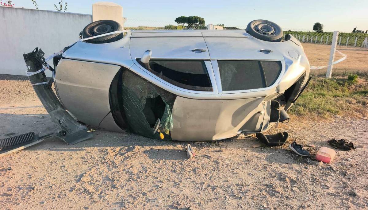Huye con un coche robado, embiste a la Policía y acaba volcado en Sanlúcar
