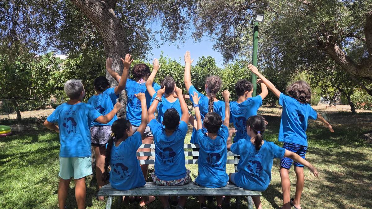 Los pequeños disfrutan en el campamento de verano.
