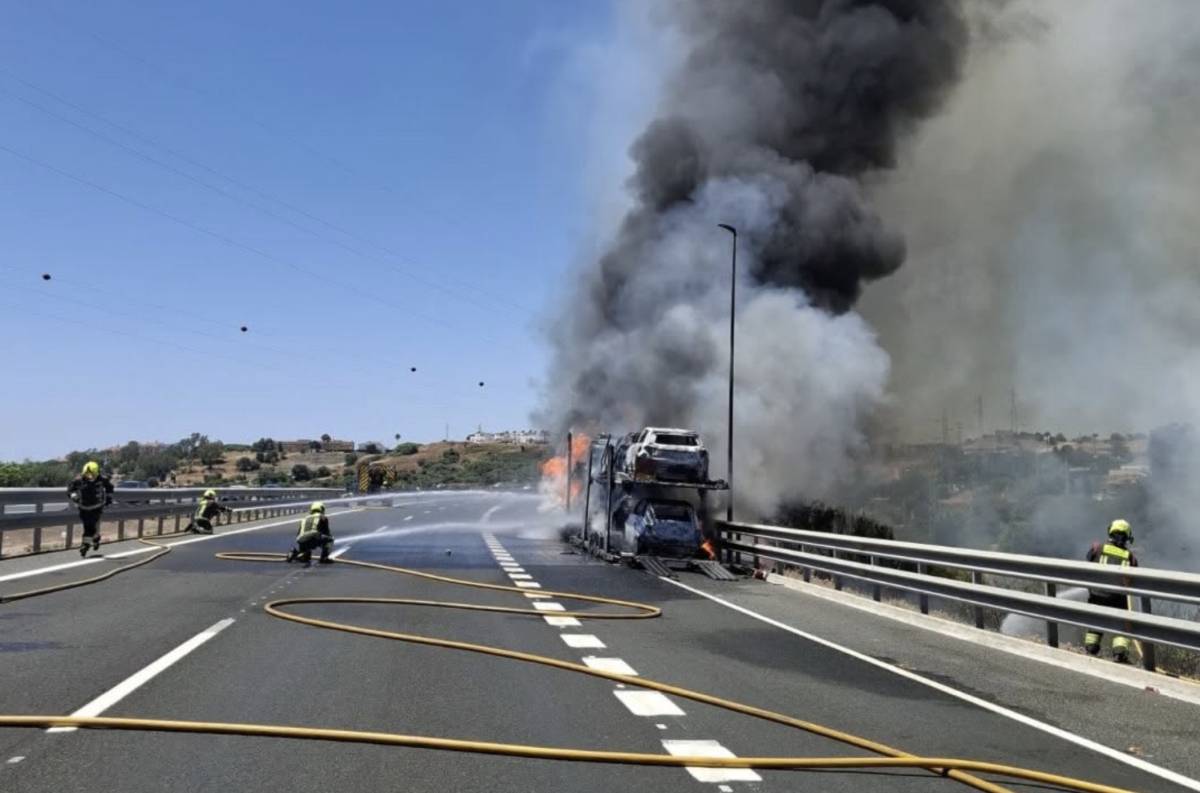 Los bomberos trabajan en la AP-7.