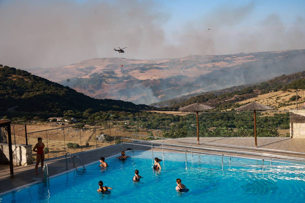 El incendio de la Sierra de Grazalema, en imágenes