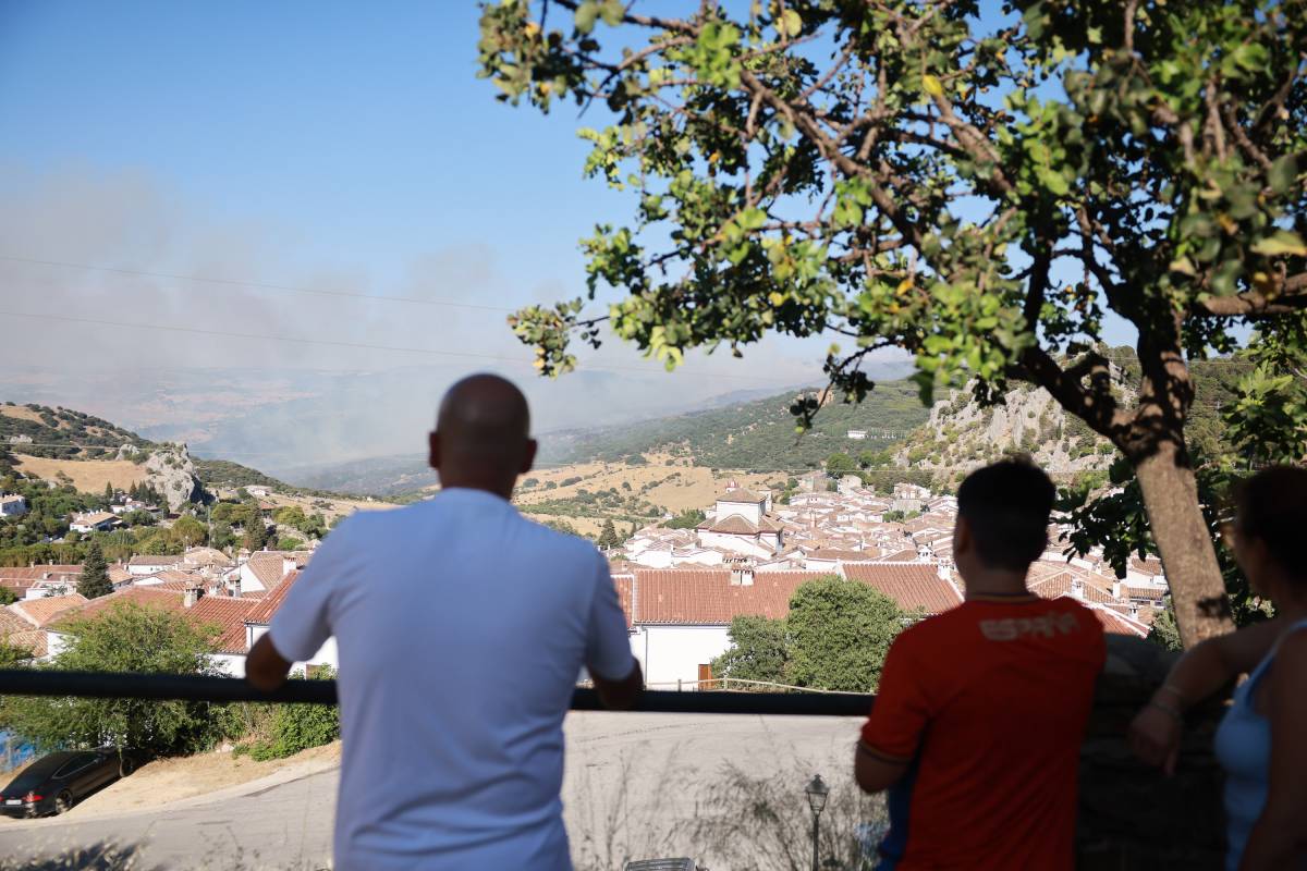 La lucha contra el fuego de Grazalema en su año 'horribilis': el hotel El Fuerte sigue desalojado y la A-372 permanece cortada
