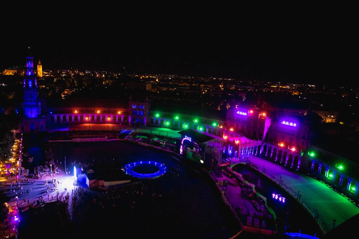 Convocan una protesta para evitar muertes de aves por el impacto del festival Icónica en la Plaza de España de Sevilla