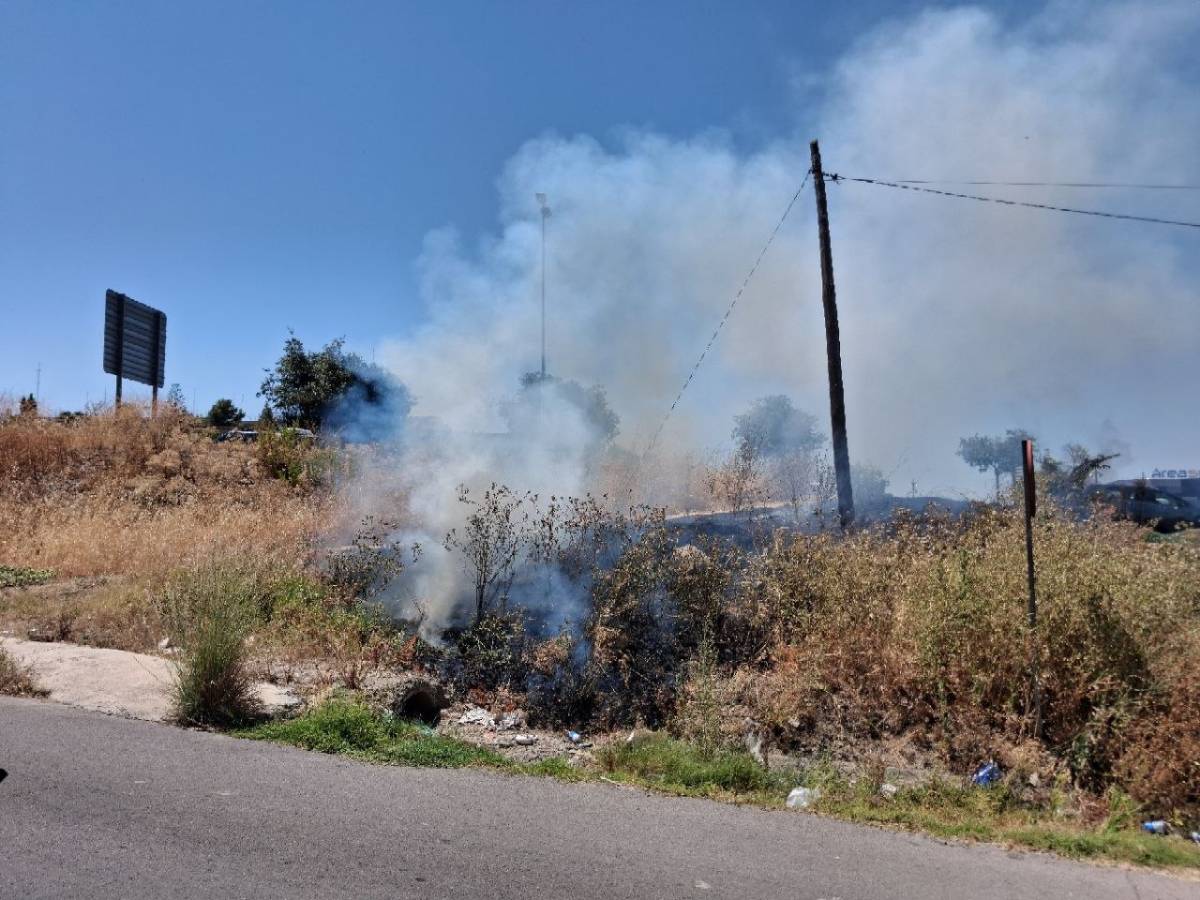 Fuego incendio de pastos carretera del Calvario bomberos