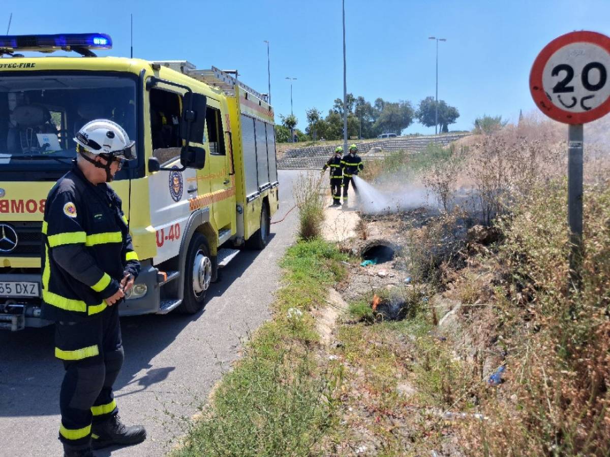Fuego incendio de pastos carretera del Calvario bomberos