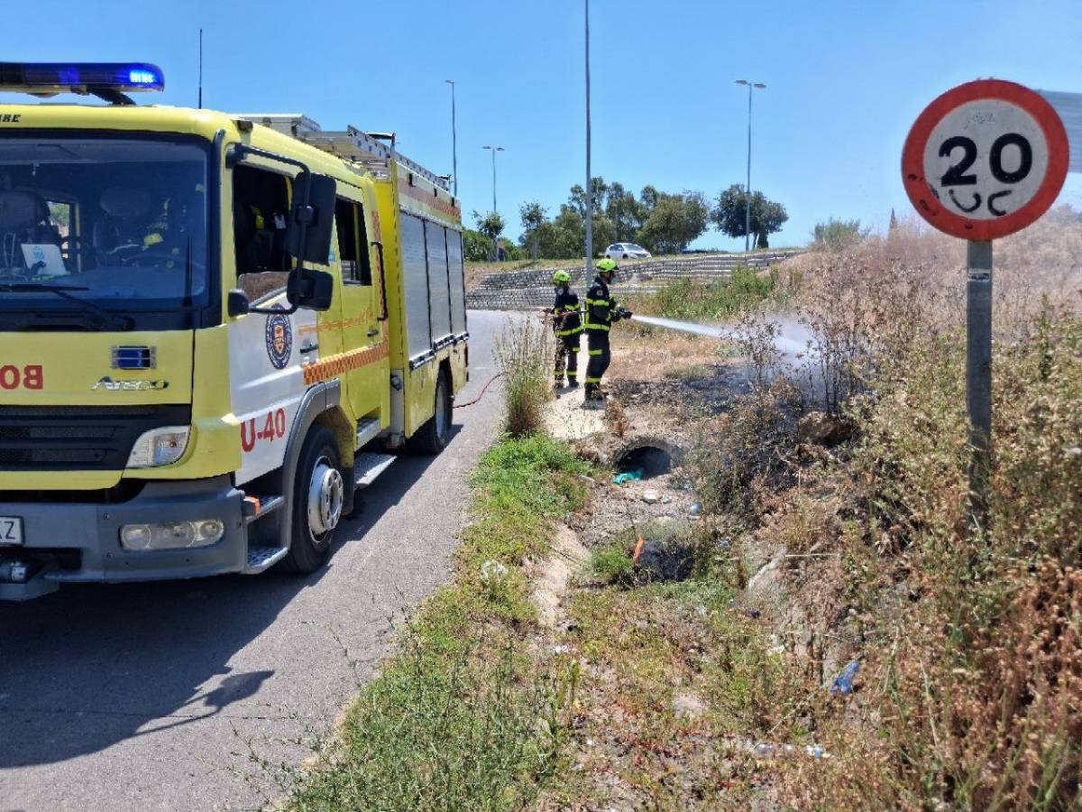 Fuego incendio de pastos carretera del Calvario bomberos
