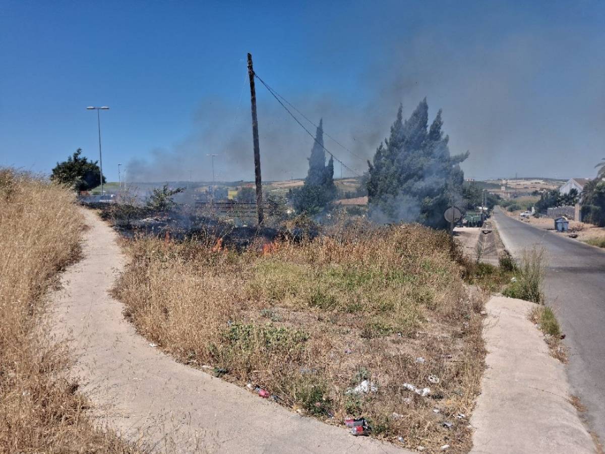Fuego incendio de pastos carretera del Calvario bomberos