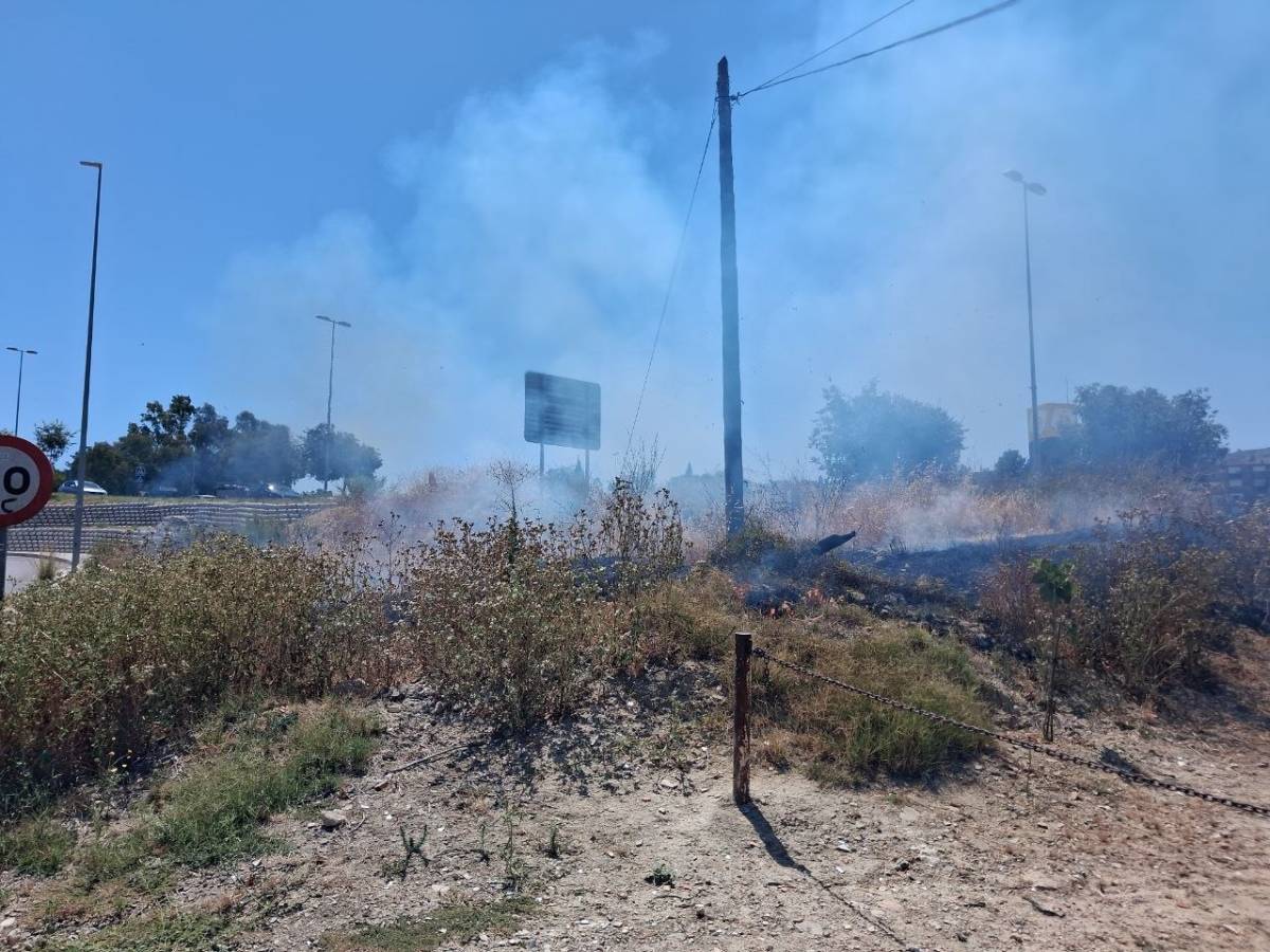 Fuego incendio de pastos carretera del Calvario bomberos