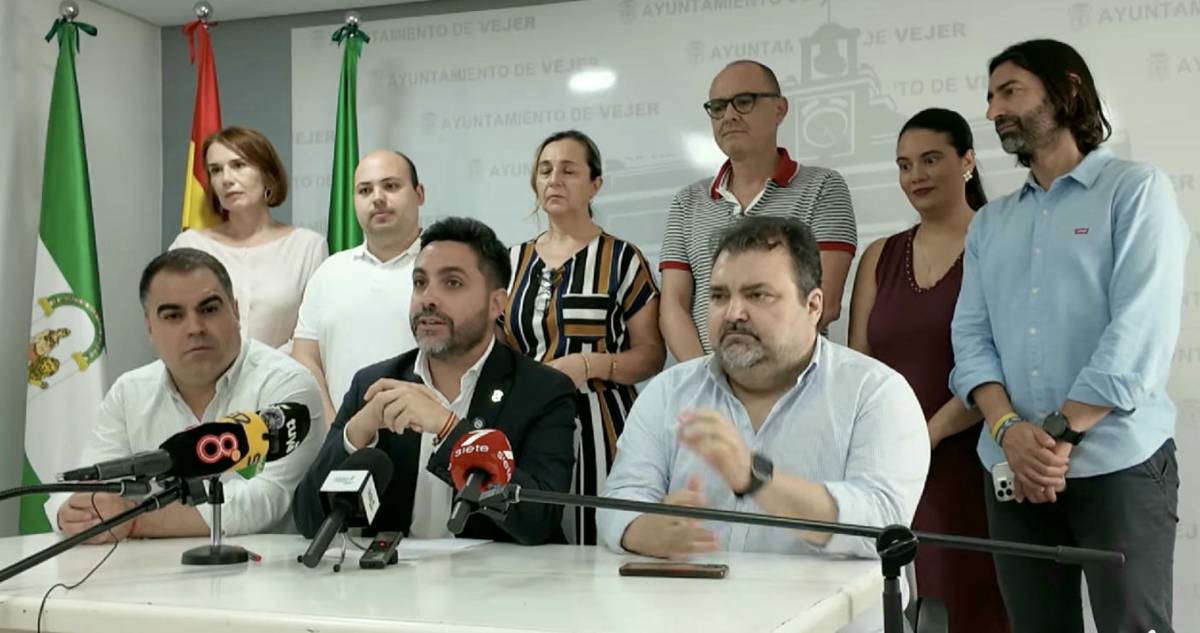 El alcalde de Vejer reorganiza su gobierno tras la dimisión de su 'número 2' y reparte competencias entre sus tres 'manos derechas'