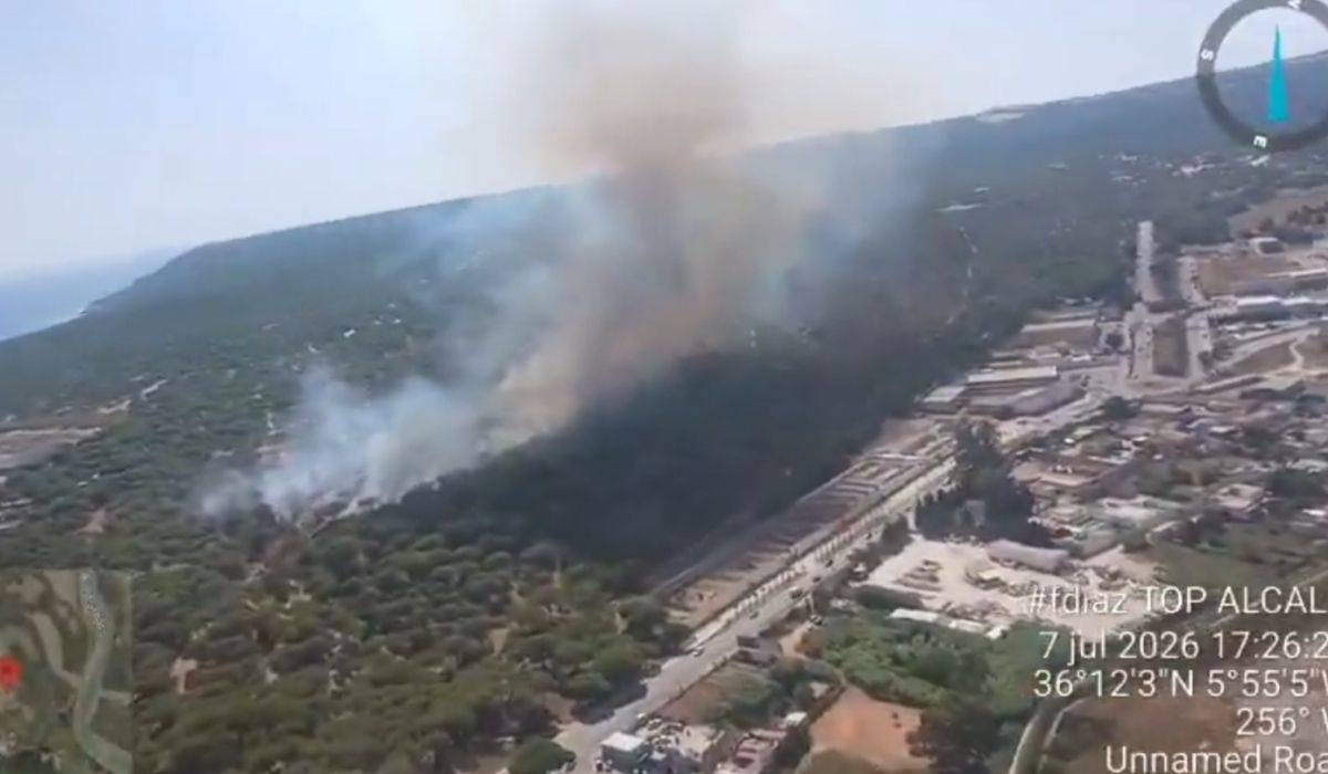 Fuego cerca de viviendas en Barbate: tres incendios en cinco días, medio centenar de efectivos desplegados