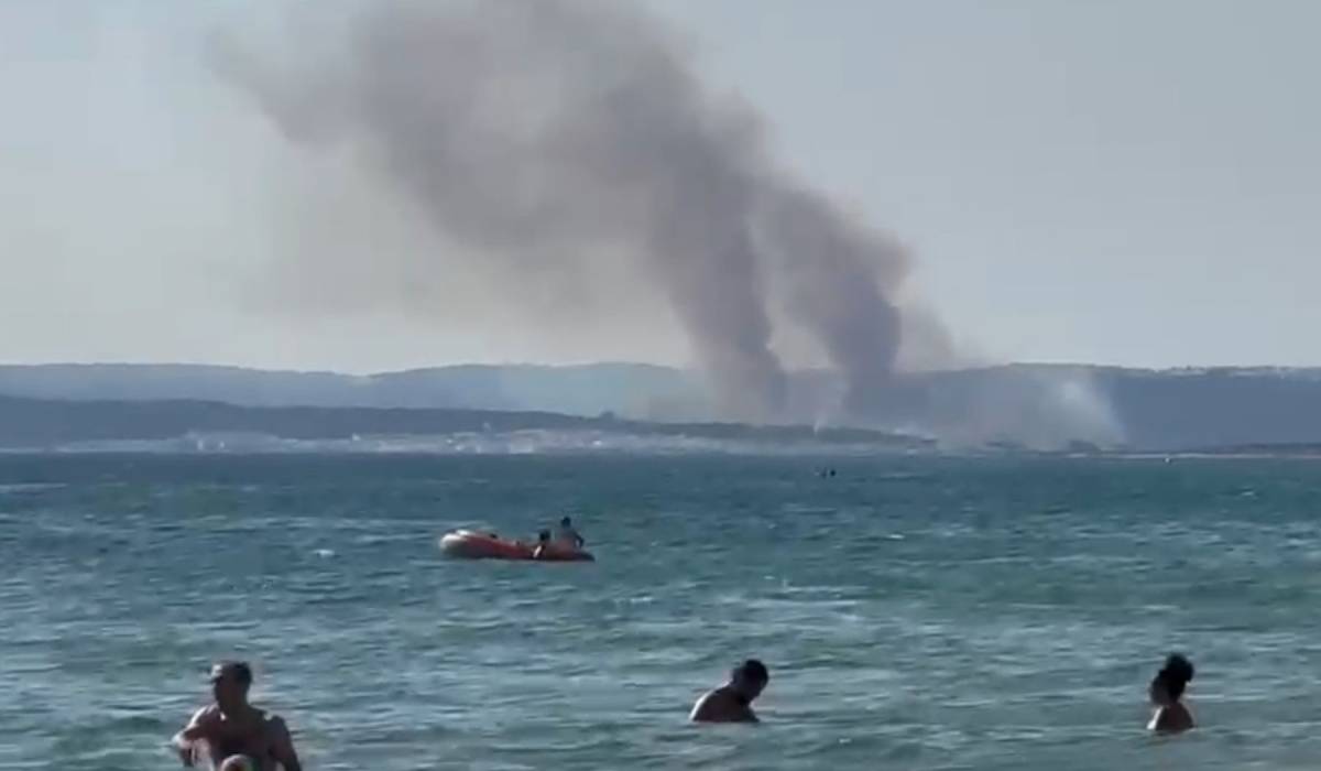 El fuego de Barbate, visible desde varias playas de la costa en Cádiz: piden precaución por carreteras y casas del entorno