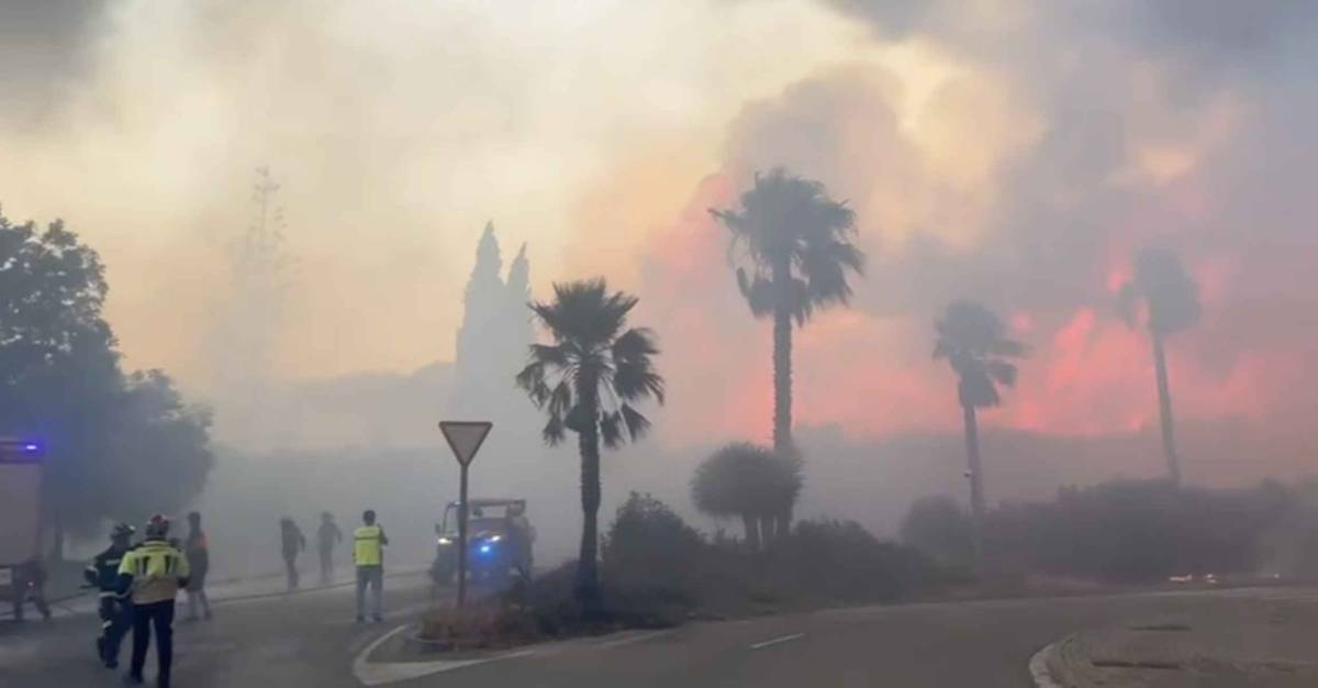 Estabilizado el incendio en Barbate tras horas de máxima angustia