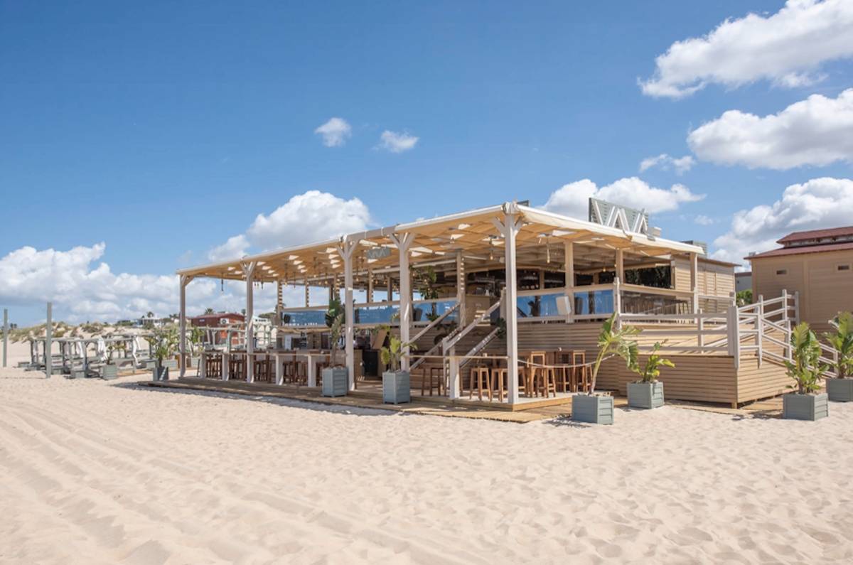 Camas balinesas, champagne y atardeceres: así es la nueva temporada de Vavá Playa La Barrosa