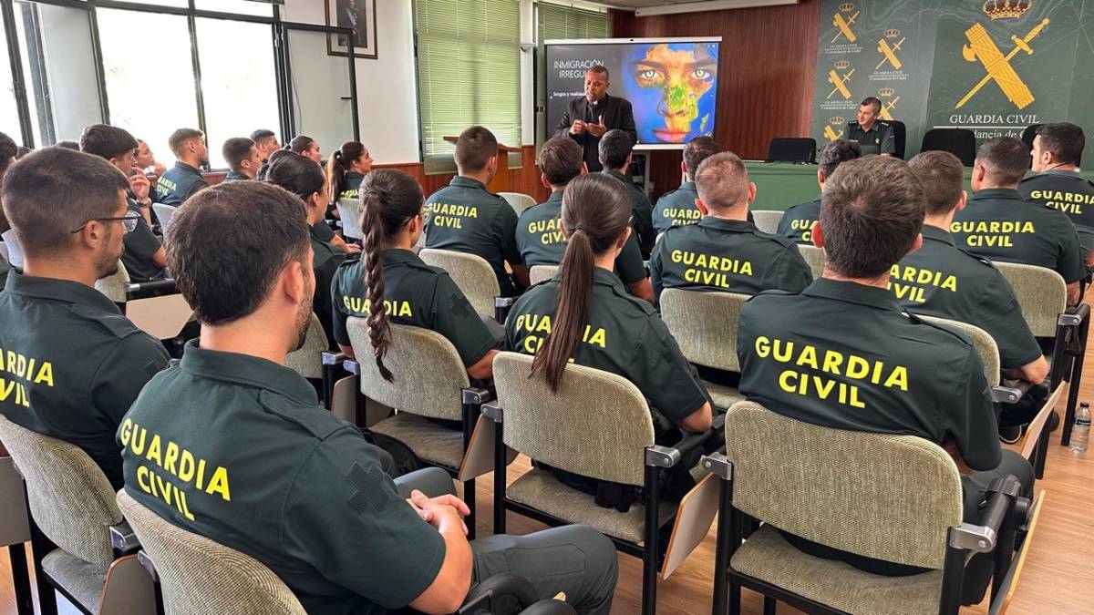 El sacerdote nigeriano que llegó a Cádiz en patera y ahora da charlas a los guardias civiles