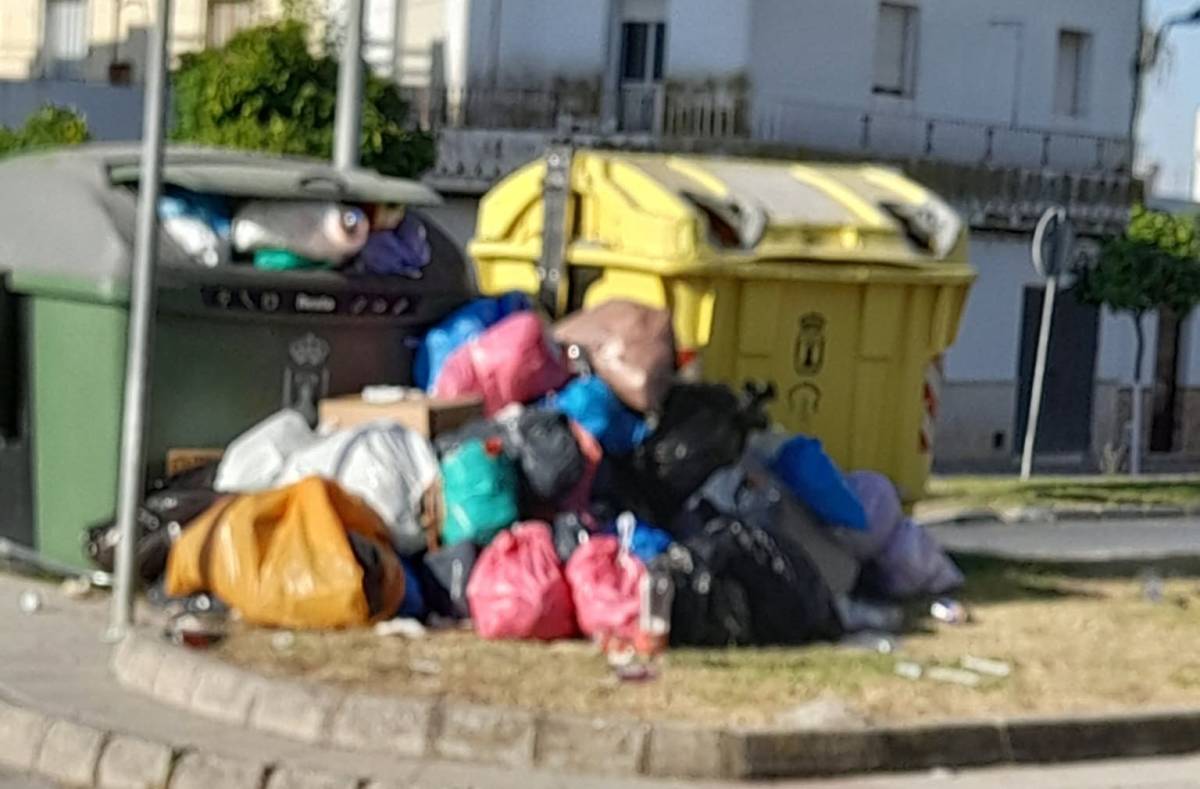 Ocho días con basura por las calles: el Ayuntamiento de Las Cabezas pide ayuda a los vecinos ante la huelga de los trabajadores