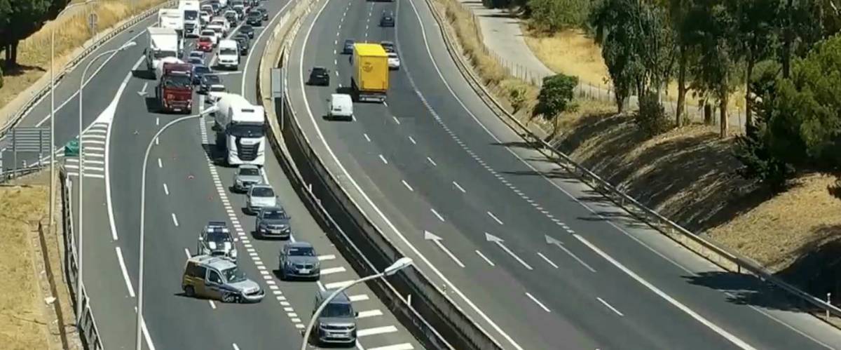 Un coche se queda 'clavado' en la A-49 y provoca retenciones en la autovía que conecta Sevilla con Huelva