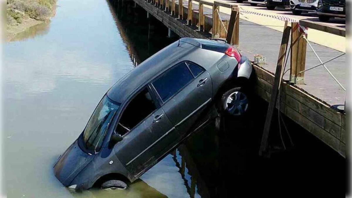 Estado en el que quedó el coche tras caer al caño en Camposoto. - 