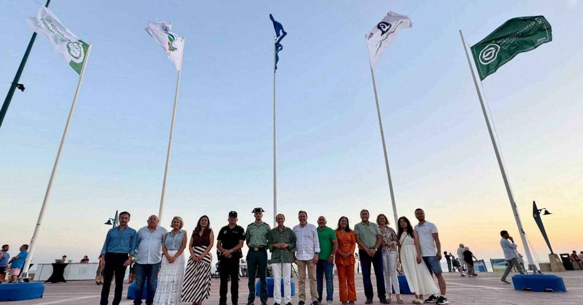 Foto de familia tras eli zado de banderas en La Barrosa. - 
