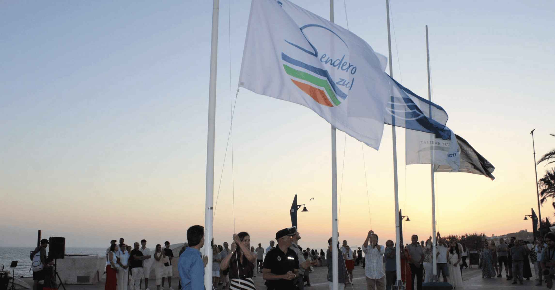 Banderas que reconocen la calidad turística de la playa de La Barrosa.