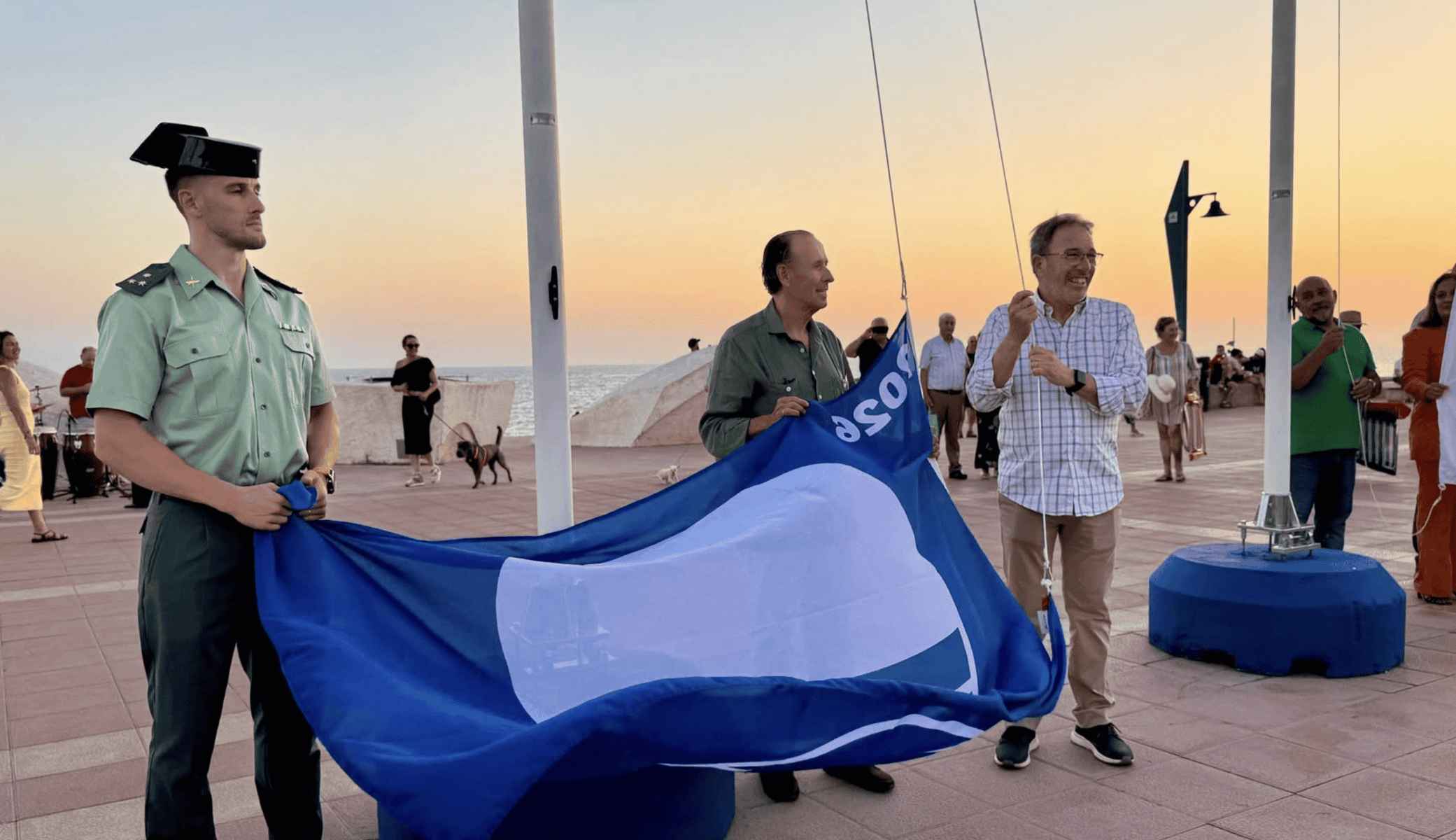 Otro momento del izado de banderas en La Barrosa.