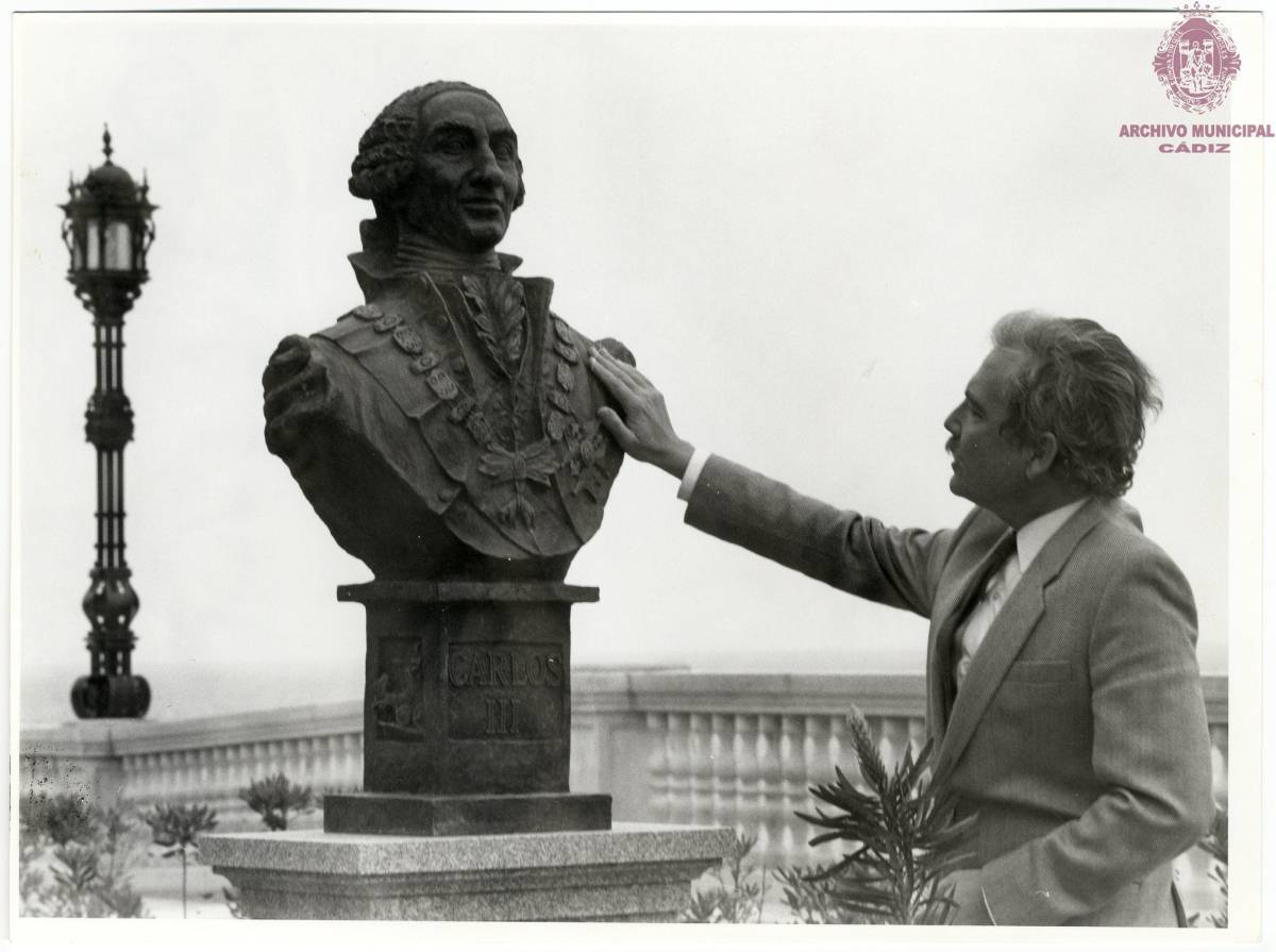Busto de Carlos III, inauguración en 1989 por D. Carlos Díaz. Imagen del Archivo Histórico Municipal.
