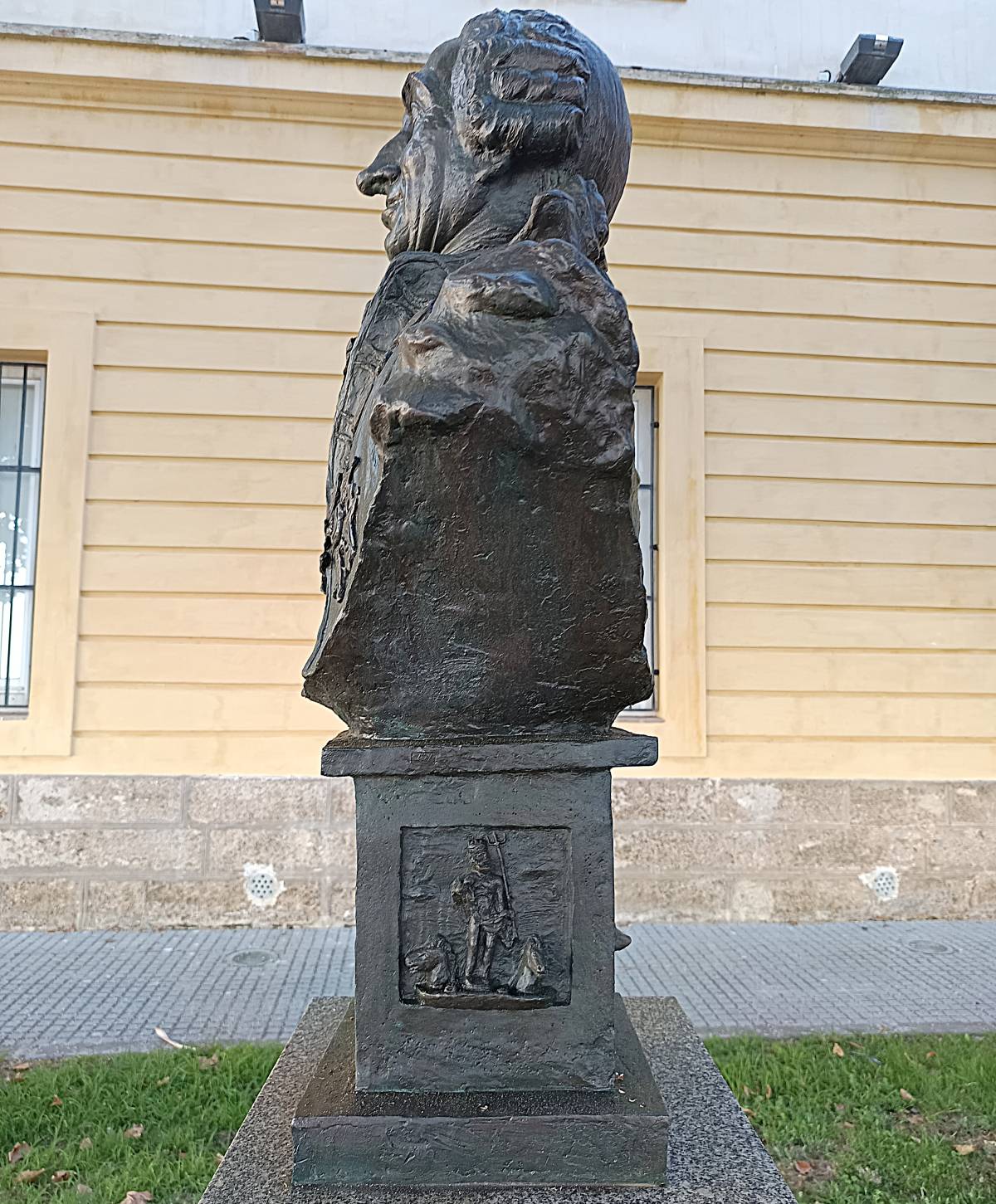 Busto de Carlos III, vista lateral izquierda.