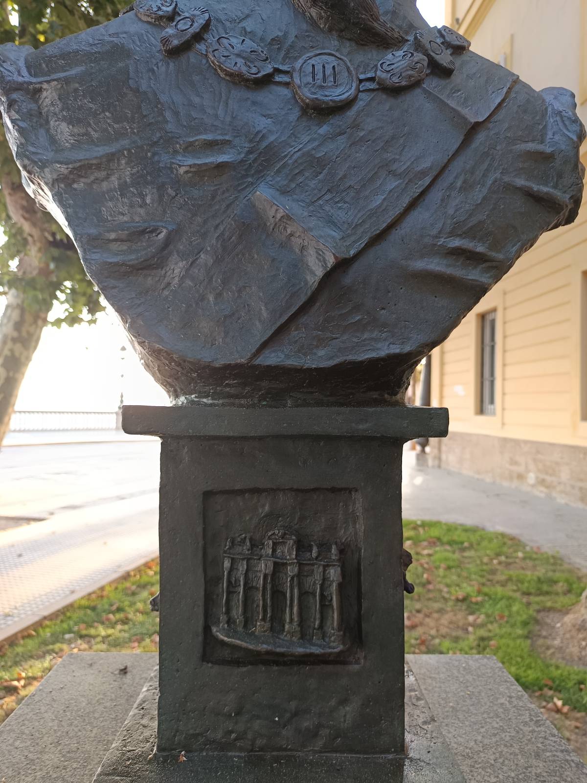 Busto de Carlos III, vista posterior, detalle pedestal, Puerta de Alcalá.