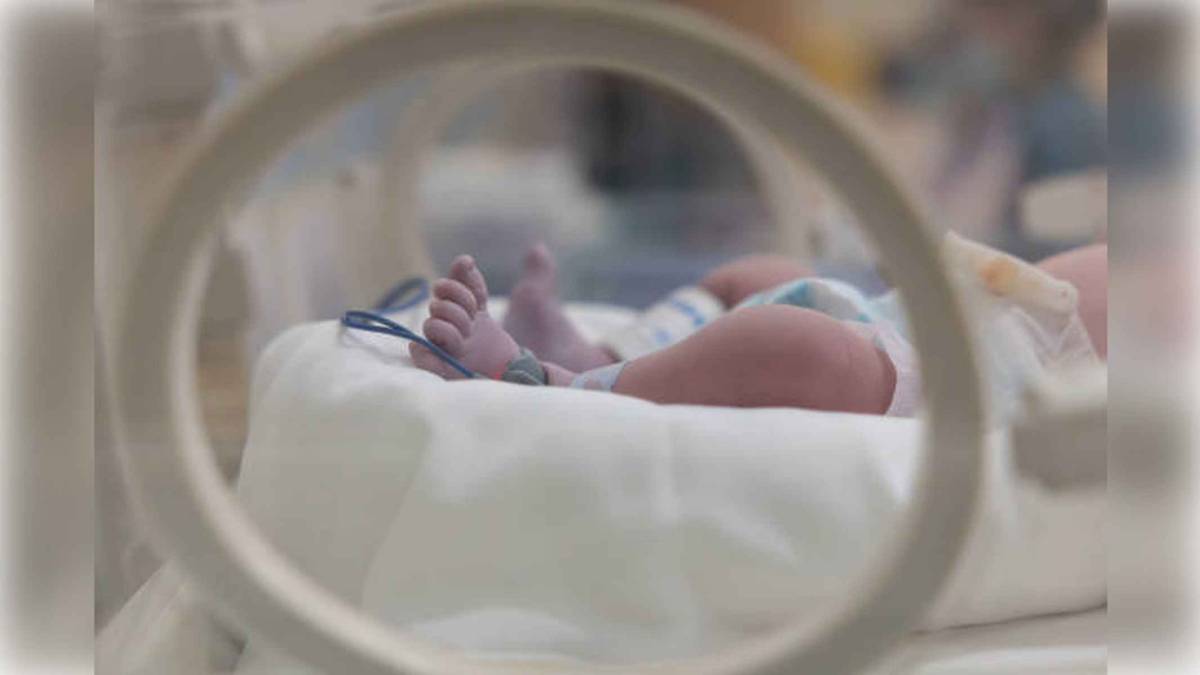 Se llevan de un hospital en una bolsa de deporte a una bebé recién nacida con positivo en cocaína: buscan al padre
