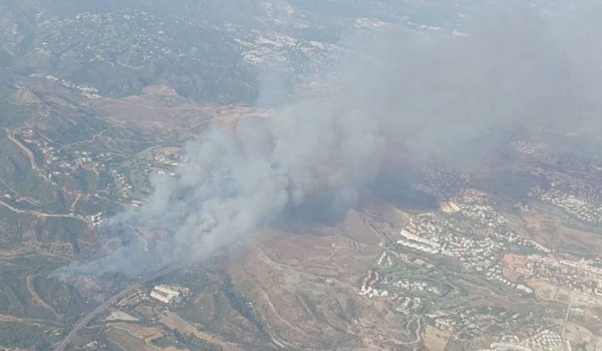 Desalojadas unas mil personas y confinada una urbanización por un incendio en Benahavís, en la Costa del Sol