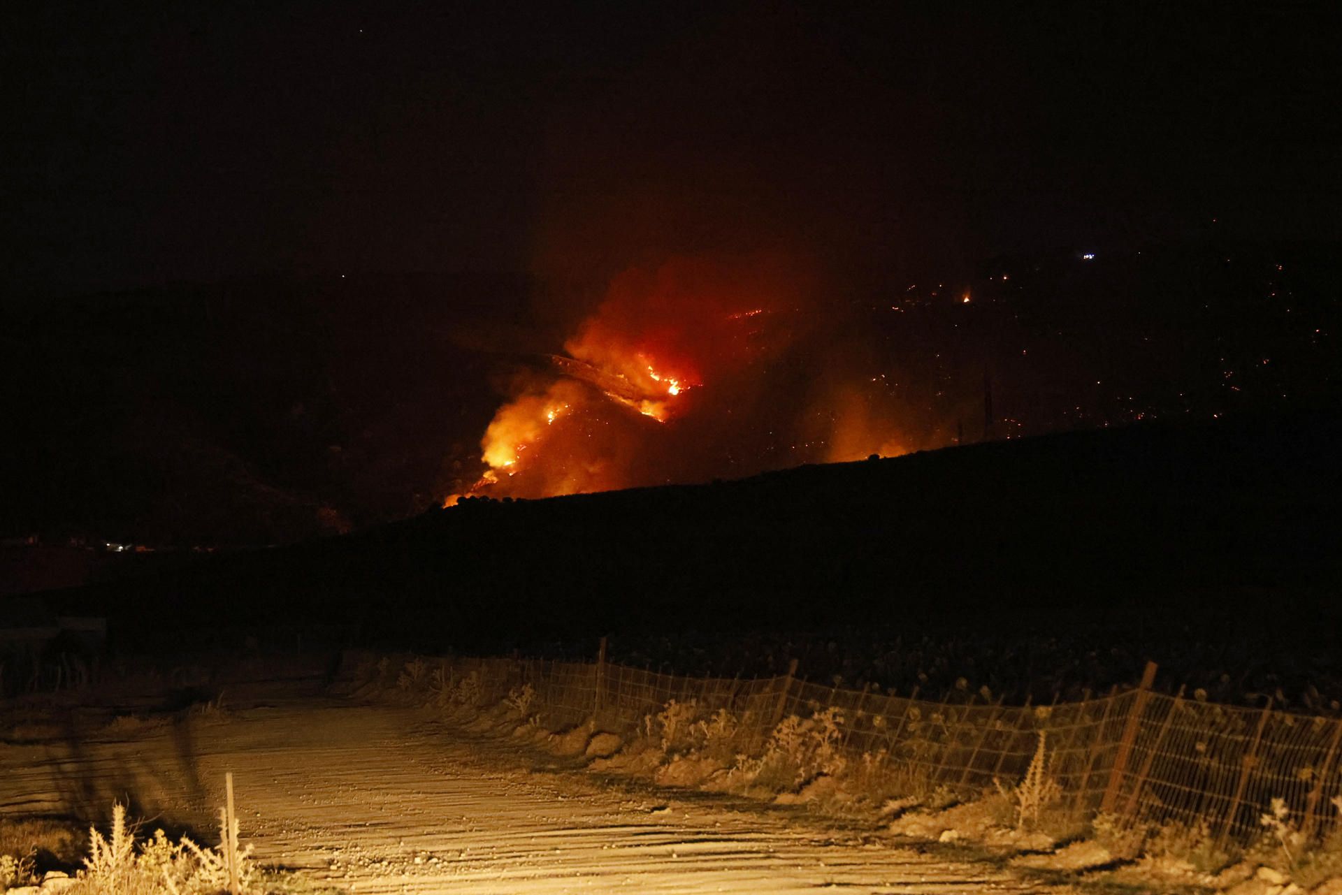 El incendio en la Sierra de La Plata, entre Bolonia y Zahara de los Atunes, en una imagen del pasado lunes por la noche. - 