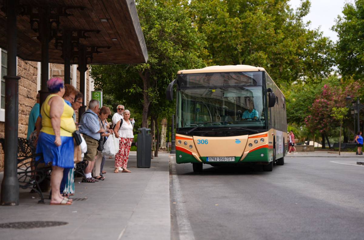 Cádiz da un giro al transporte urbano: más autobuses para los eventos de este fin de semana y una nueva flota de 60 vehículos 