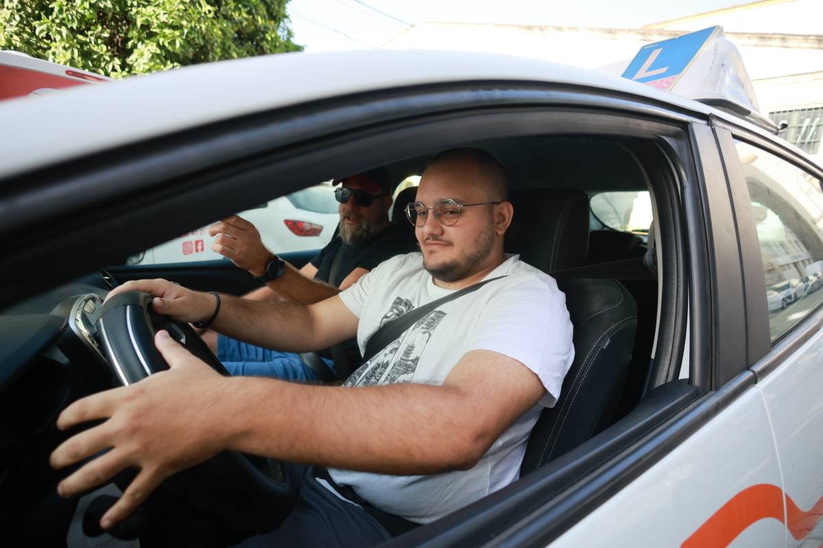 El 'boom' de las autoescuelas en verano y la falta de profesores: "Tenemos alumnos para examinarse y no hay plazas"