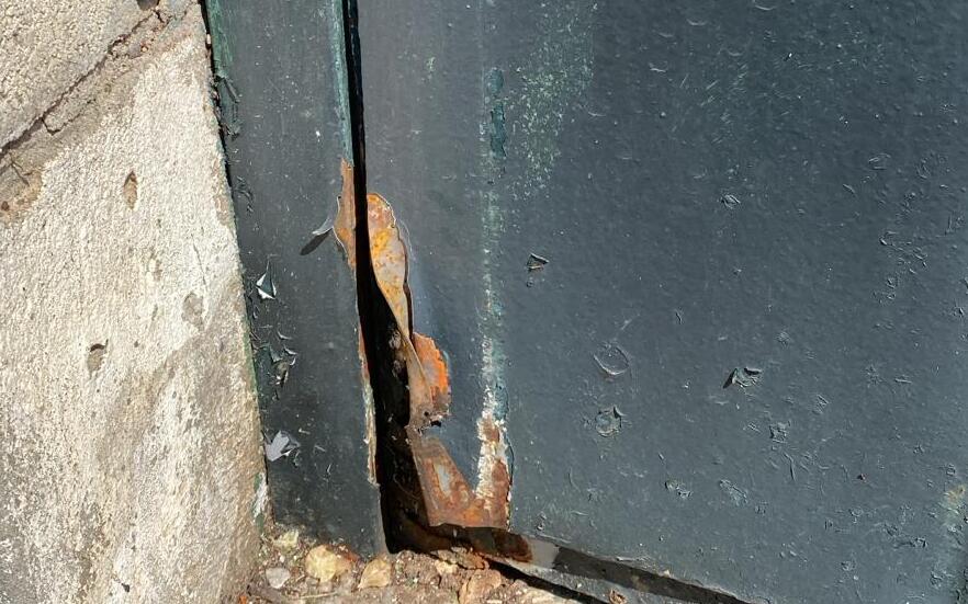 Una de las puertas de uno de los colegios del distrito sevillano. - Una de las puertas de uno de los colegios del distrito sevillano.