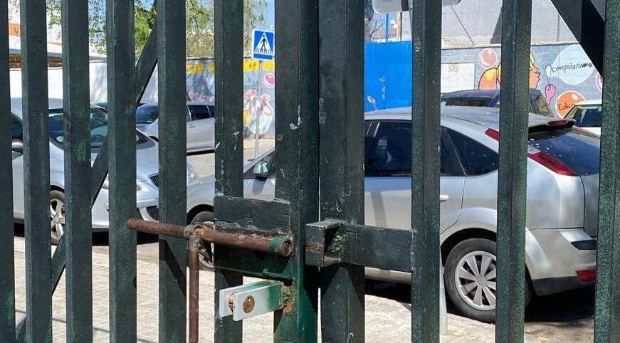 Colegios con grietas, calor y problemas de accesibilidad: la reclamación de las familias de Sevilla tras perder tres millones de inversión
