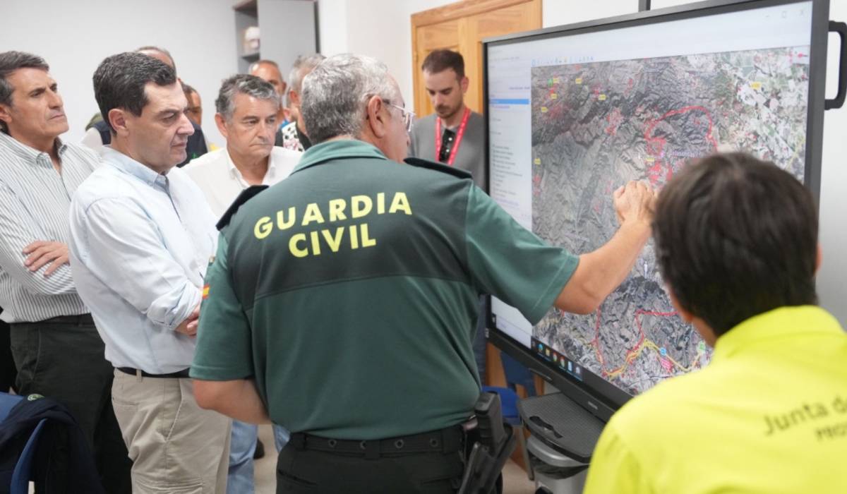 Ferraz intenta ya atacar a la Junta por el incendio de Almería y Montero 'corrige' a su partido al evitar la confrontación