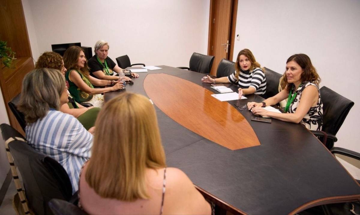 Reunión de las madres con las diputadas del  PSOE.