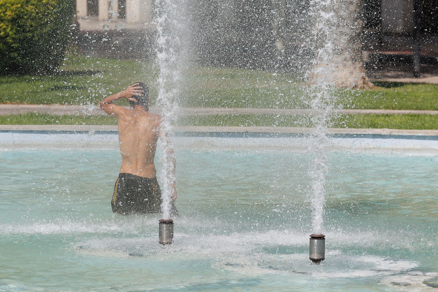 Un joven, refrescándose en una fuente del centro de Jerez. - JUAN CARLOS TORO