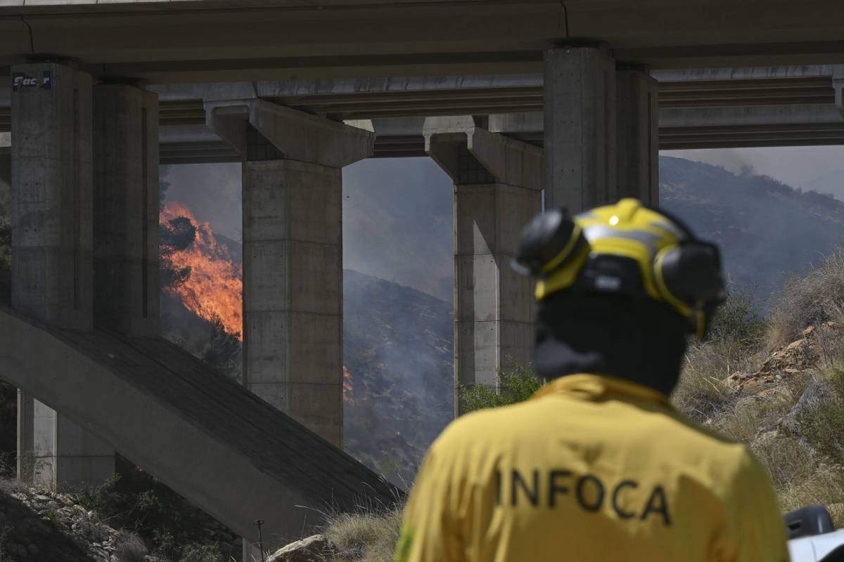 El incendio de Almería mejora levemente durante la noche: hay casi 1.500 desalojados y siete personas siguen desaparecidas