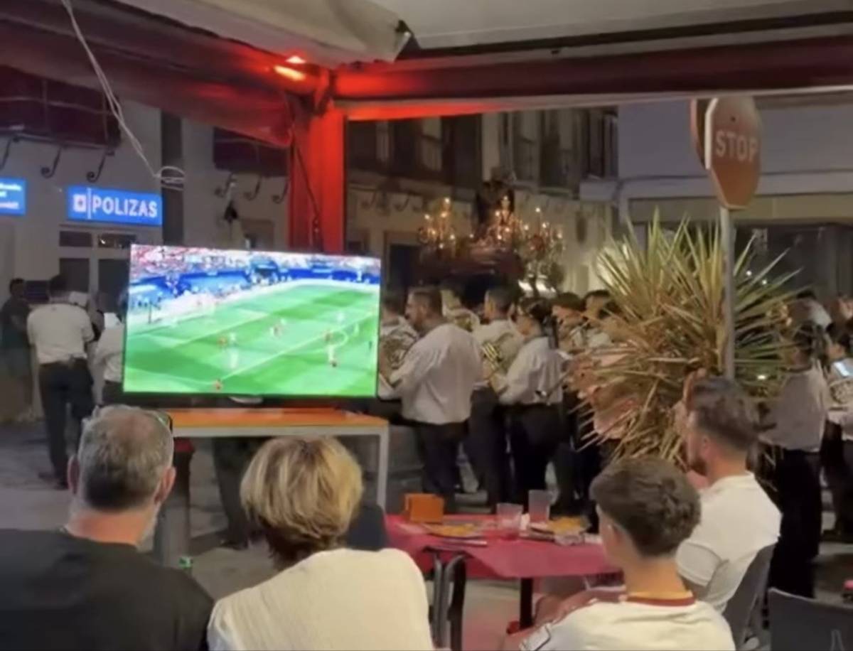 El momento surrealista en un bar de Lebrija: Merino da la victoria a España mientras pasa una procesión
