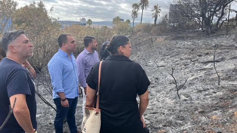 El PSOE pide a la Junta más prevención tras el incendio de Barbate que obligó a desalojar a varios vecinos
