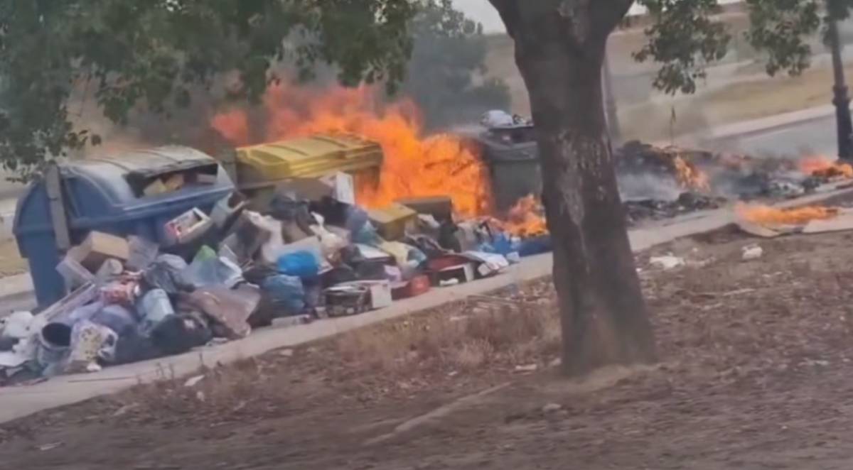 Doce días de huelga de basura en Las Cabezas de San Juan: servicios mínimos activados y varios contenedores incendiados