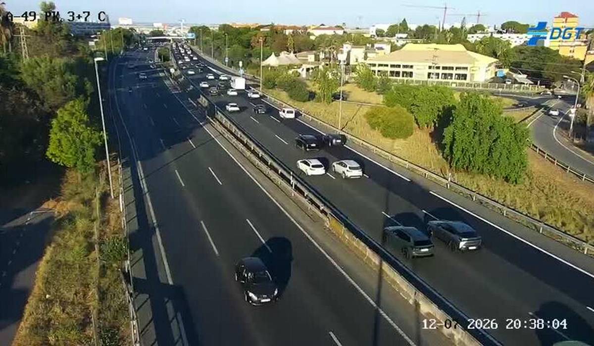 Tráfico denso en la A-49, sentido Sevilla