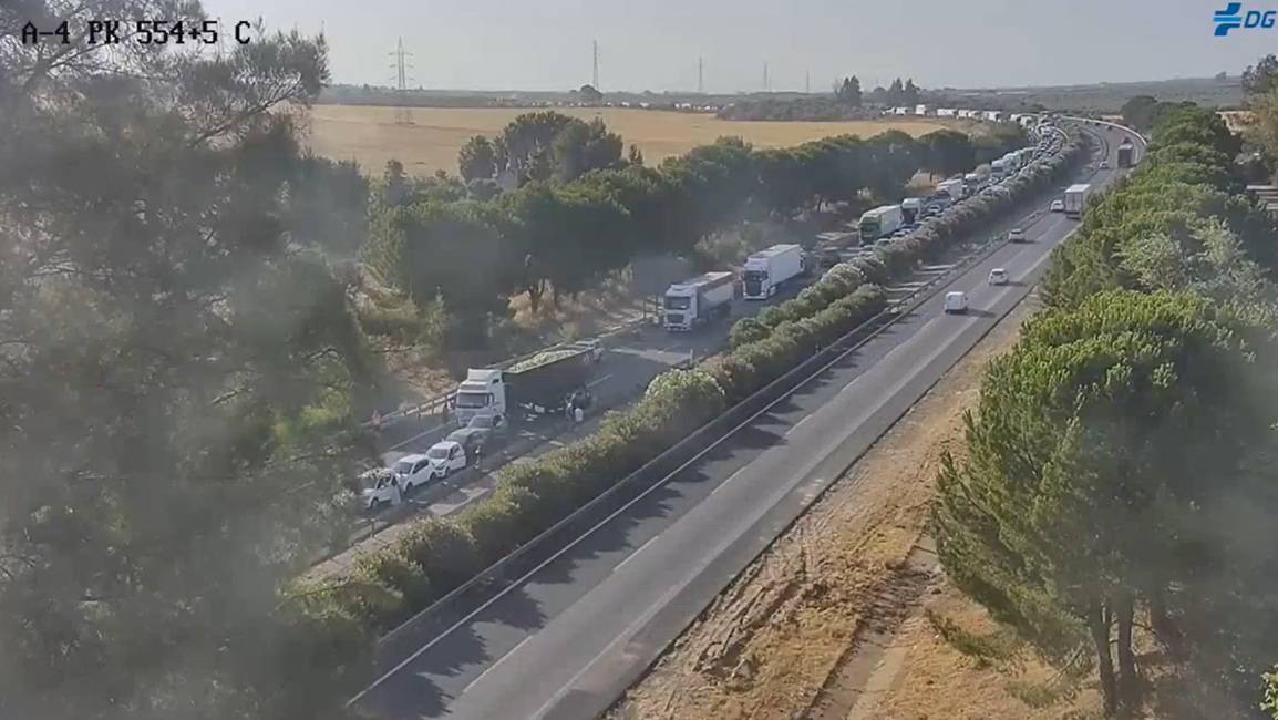 Un accidente con un camión implicado complica la entrada en Sevilla por la autopista: hasta 4 kilómetros de retenciones