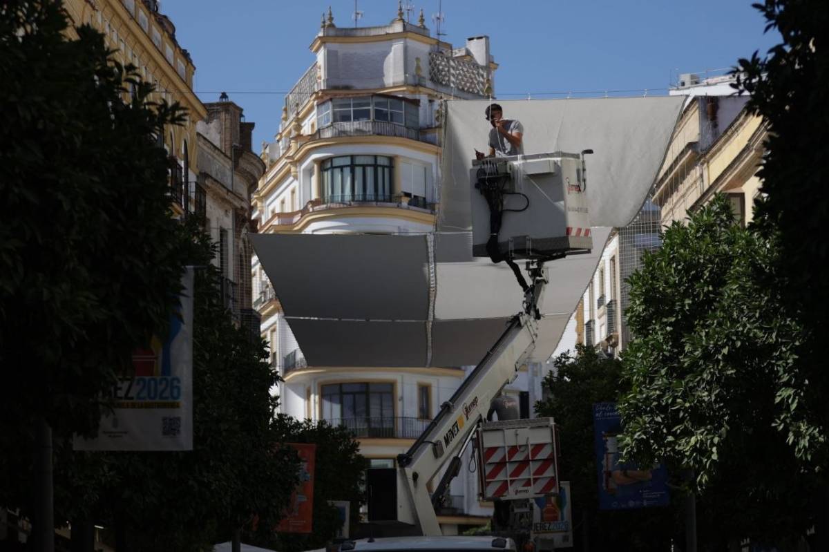 La calle Larga comienza a tener sombra: el Ayuntamiento de Jerez instala las telas de los toldos