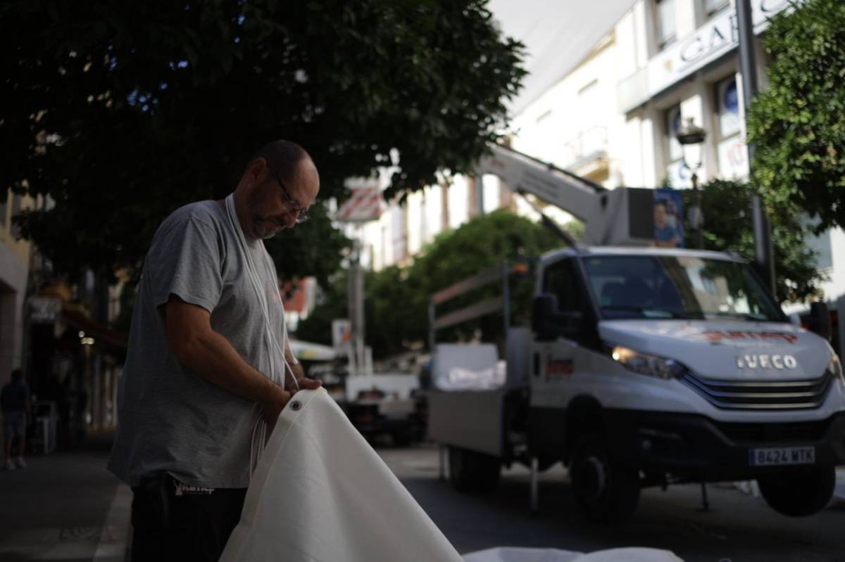 Instalación de los toldos en la Calle Larga.
