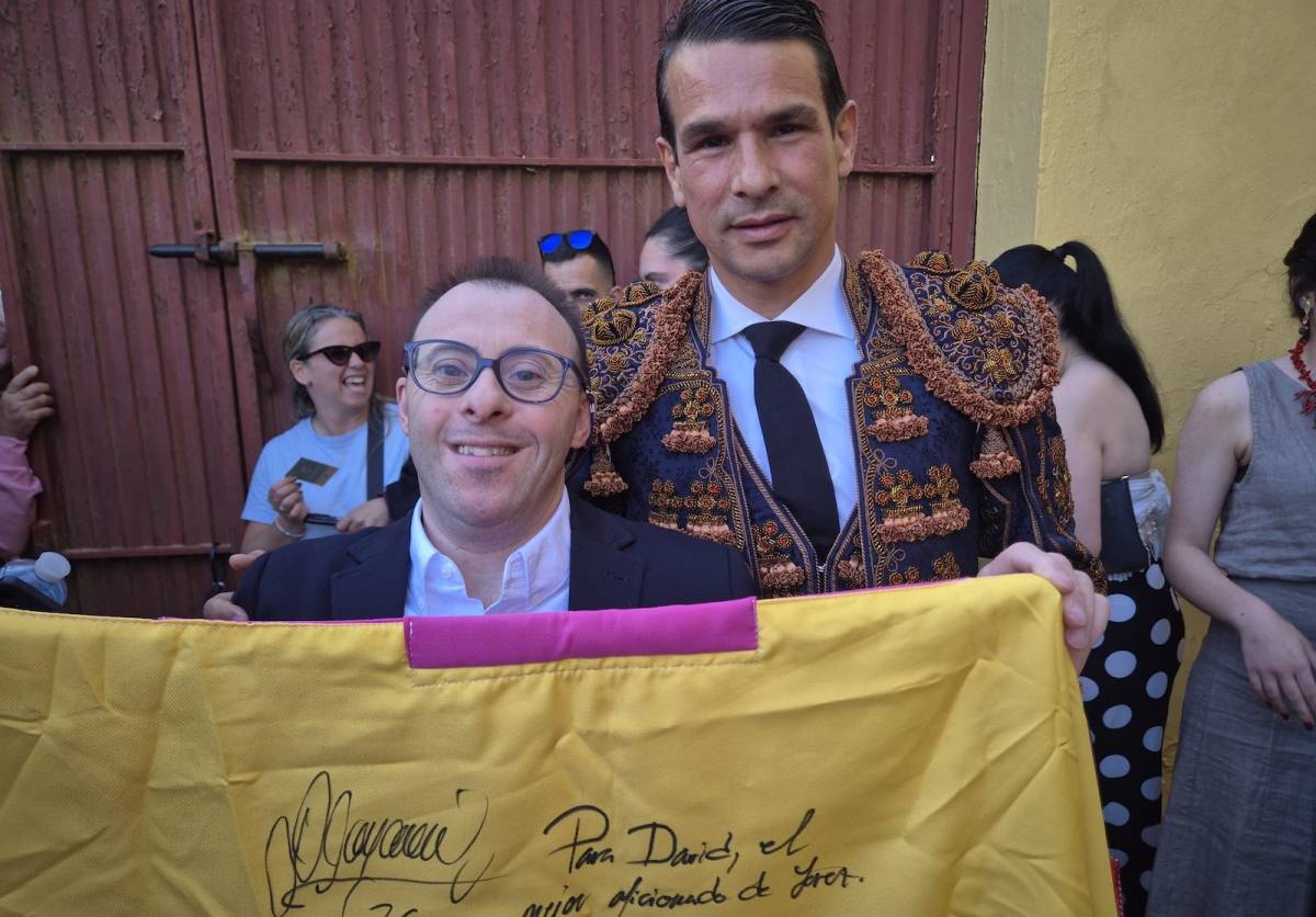 David, un joven con síndrome de Down, pide ayuda para encontrar su capote firmado por figuras del toreo que se perdió en Jerez