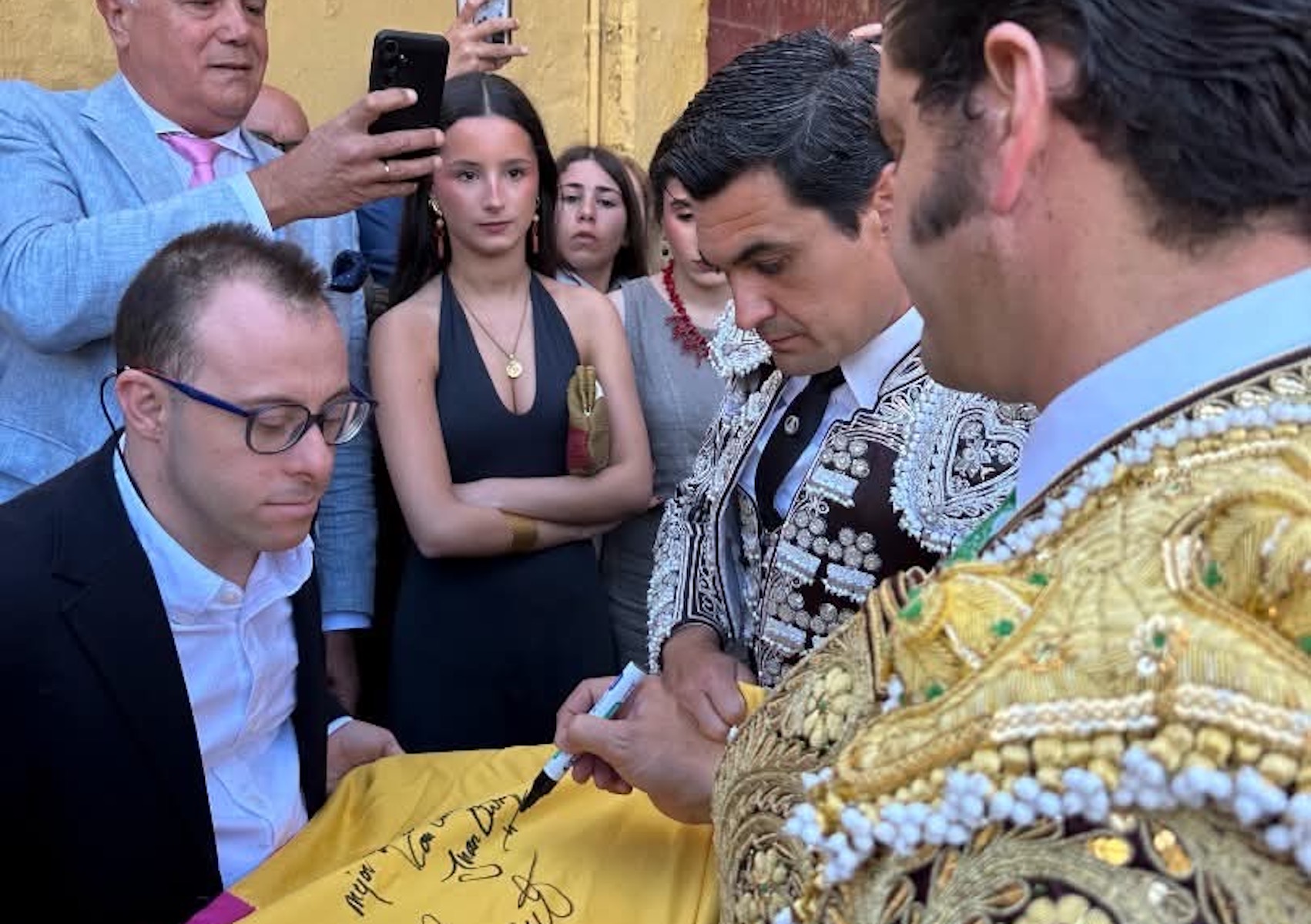 Morante de la Puebla firmando el capote perdido de David en Jerez.